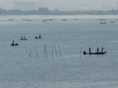 緊急事態宣言解除から最初の週末 秋晴れの釣り日和になった琵琶湖南湖は大賑わい（10月3日8時30分頃）