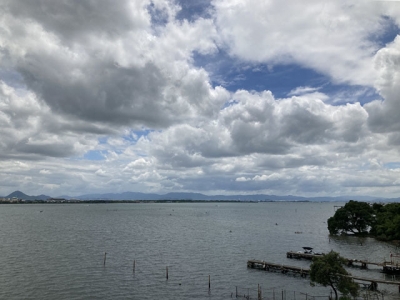 史上最長の梅雨が明けた琵琶湖南湖。曇り空から晴れ間がのぞいて真夏らしい天気になりました（7月17日11時30分頃）