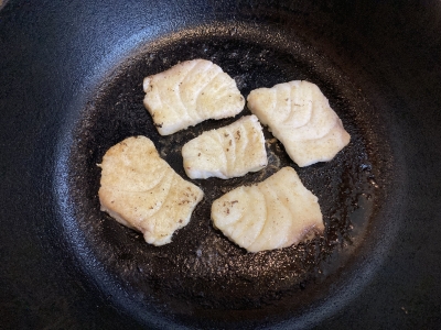 フライパンにバターをたっぷり敷いて中火でじっくり焼きます