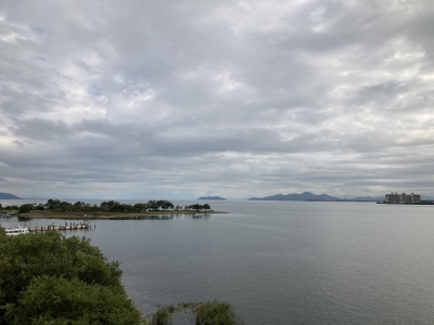 琵琶湖大橋西詰めから眺めた北湖。曇天微風でベタナギの絶好の釣り日和です（10月7日9時20分頃）