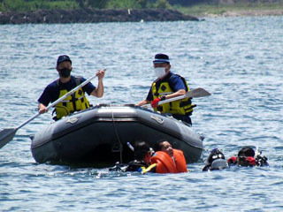 滋賀県警などが長浜港で実施した水難救助訓練の様子