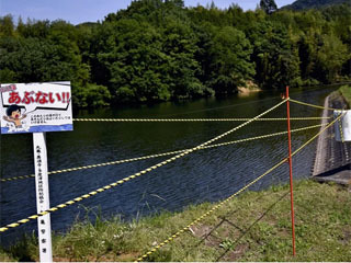 死亡事故が発生したため危険を訴える看板とロープが設置された香川県丸亀市の溜め池