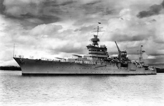USS_Indianapolis_(CA-35)_at_Pearl_Harbor,_circa_in_1937_(NH_53230)