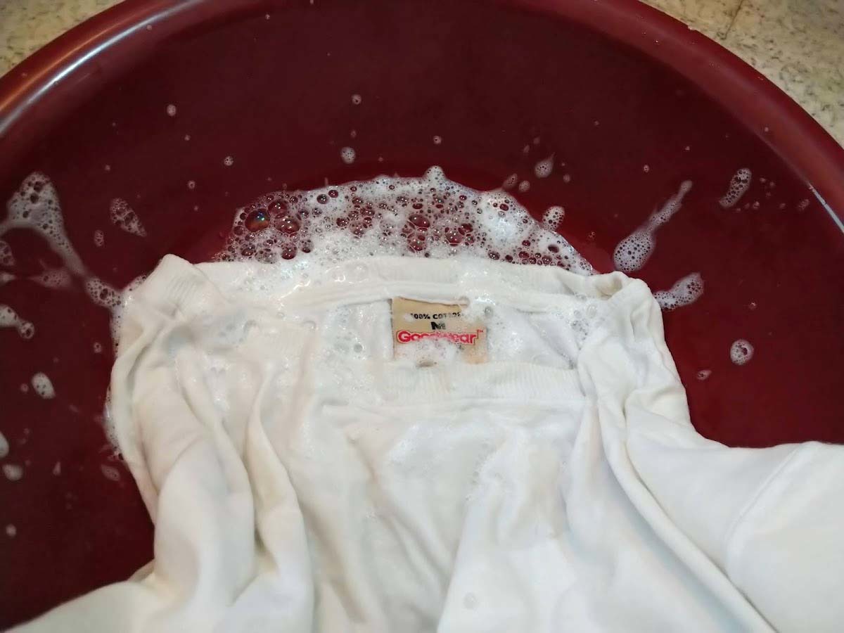 手順2_揉み洗い_白いTシャツの黄ばみを熱湯と食器用洗剤で白くする