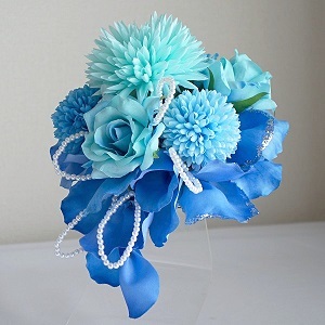 和装髪飾り・マムとブルーローズの花びらを重ね合わせたモダンスタイルです