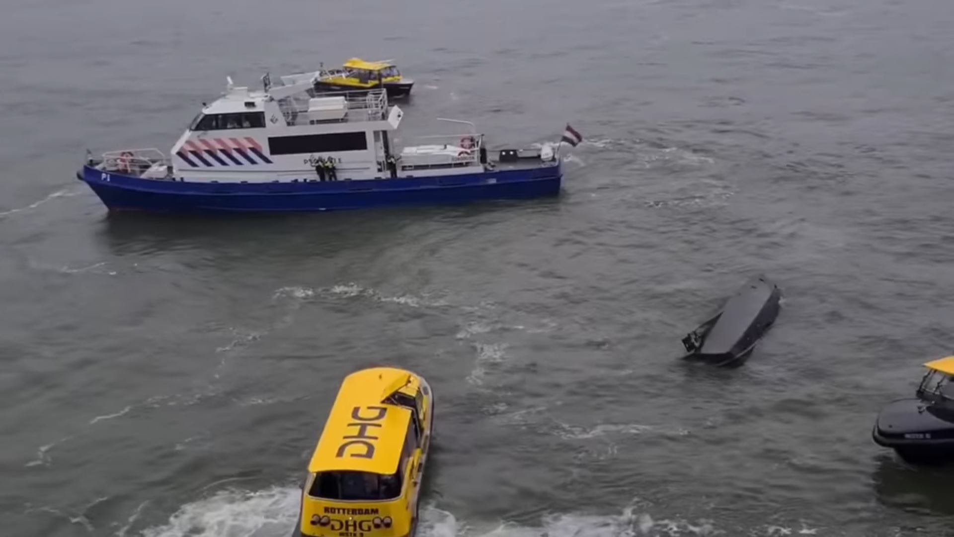 ロッテルダムの川で船舶衝突事故、沈む船から緊迫の脱出