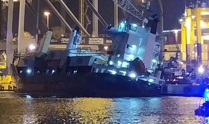 トルコでコンテナ船が荷役中にバランスを崩して転覆-1