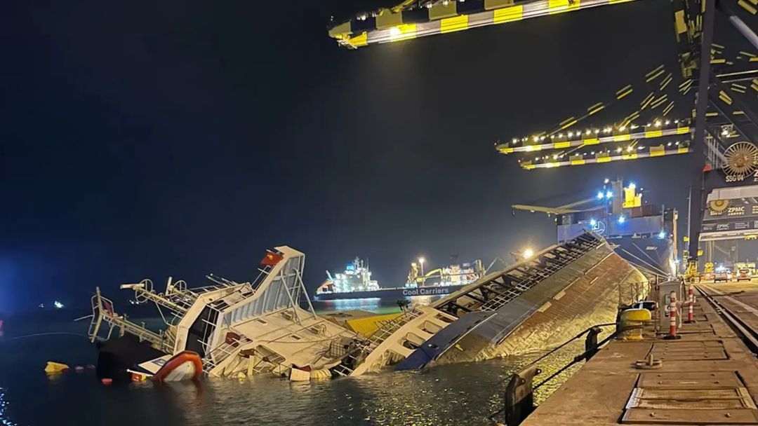 トルコでコンテナ船が荷役中にバランスを崩して転覆-2