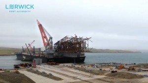 Pioneering SpiritがJLSで撤去した8,100トンのジャケットを陸揚げする動画