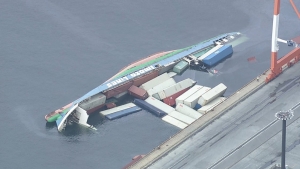 山口県の徳山下松港でコンテナ船「まや」が荷崩れを起こし転覆