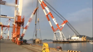 徳山下松港の晴海ふ頭でコンテナ船「まや」の引き揚げ作業
