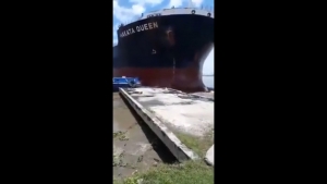 コロンビアのバランキージャ港で貨物船が桟橋に衝突して破壊