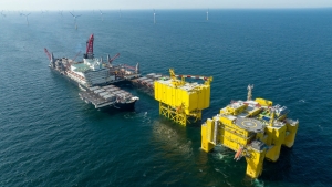 「Pioneering Spirit」によるDolWin kappa offshore platformの設置作業