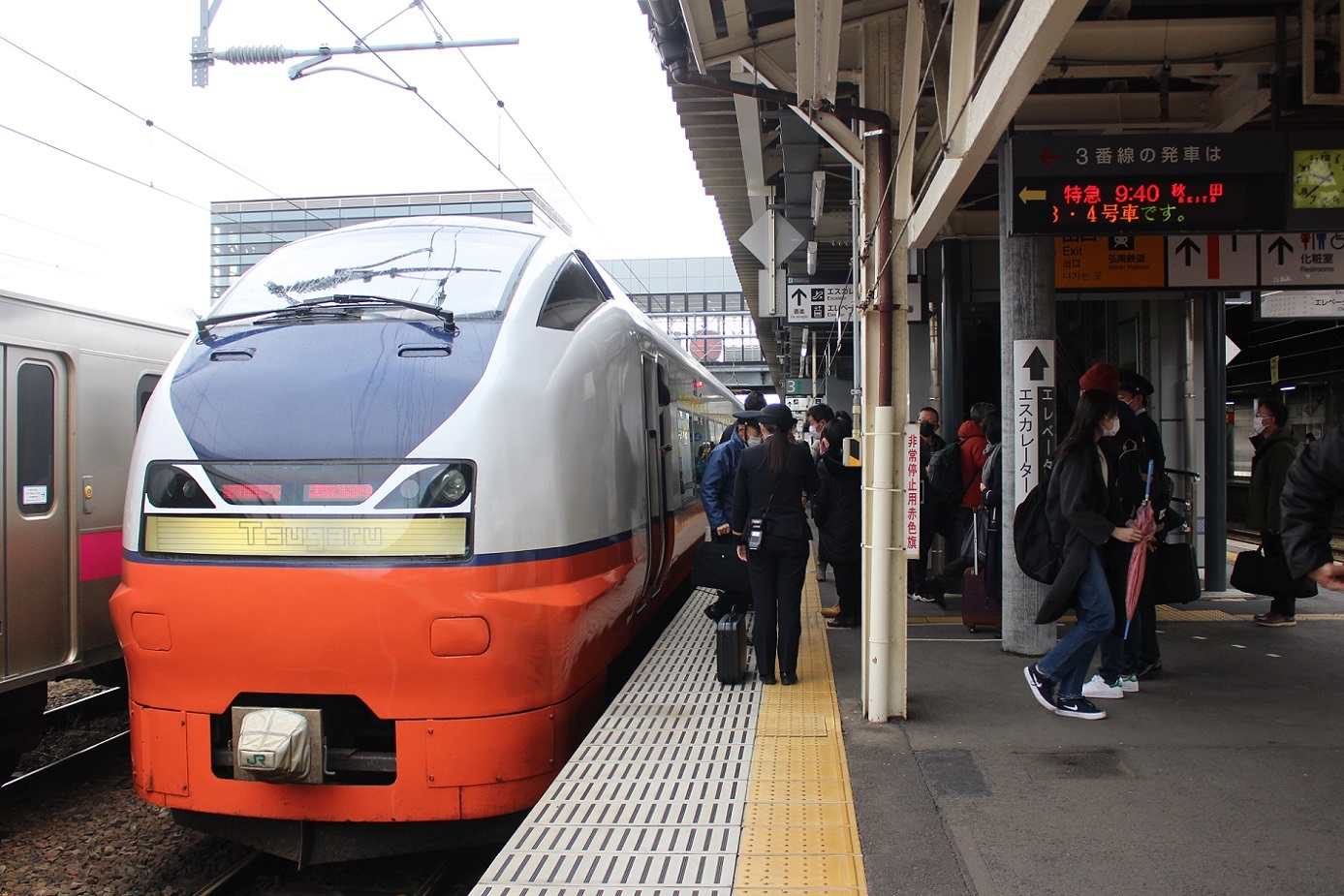 弘前駅にて特急つがるad01