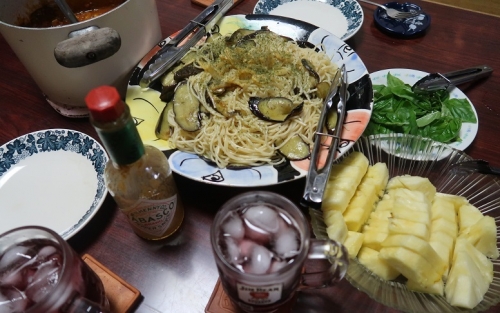 茄子のソーセージと豚ロースのトマトソースパスタ、パイナップル、サングリア