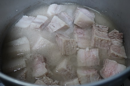 角煮レシピ③茹だった豚バラを2cm幅にカットして灰汁を取った茹で汁に戻す