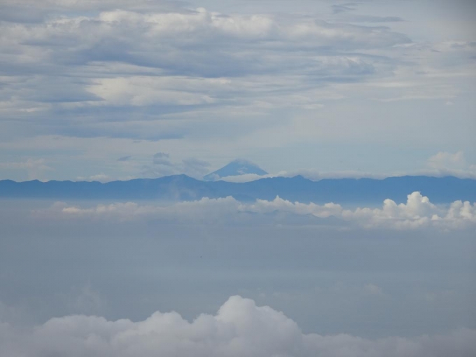 雲海越しに富士山