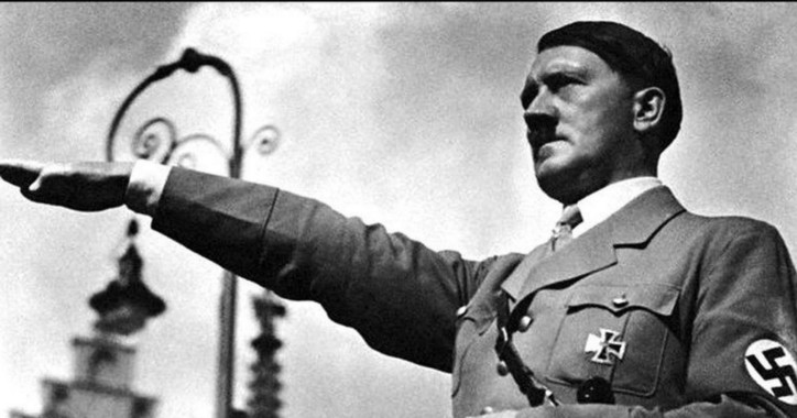 1940年に大衆に敬礼するアドルフヒトラー