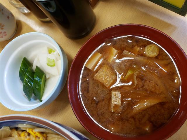 20211008_111321_R ぬか漬けは食べられず、赤出汁味噌汁は大根、ねぎ、豆腐で味噌が濃い