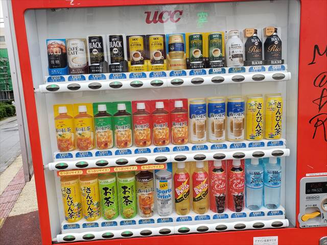 20211114_090007_R 沖縄の自販機のラインアップ。意外とうっちん茶がない