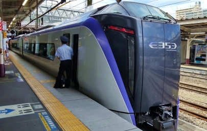 E353系電車中央本線特急「スーパーあずさ」クモハE353甲府駅