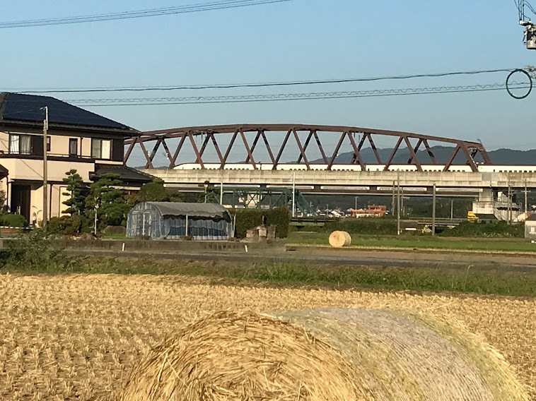 干し草ロールと九州新幹線
