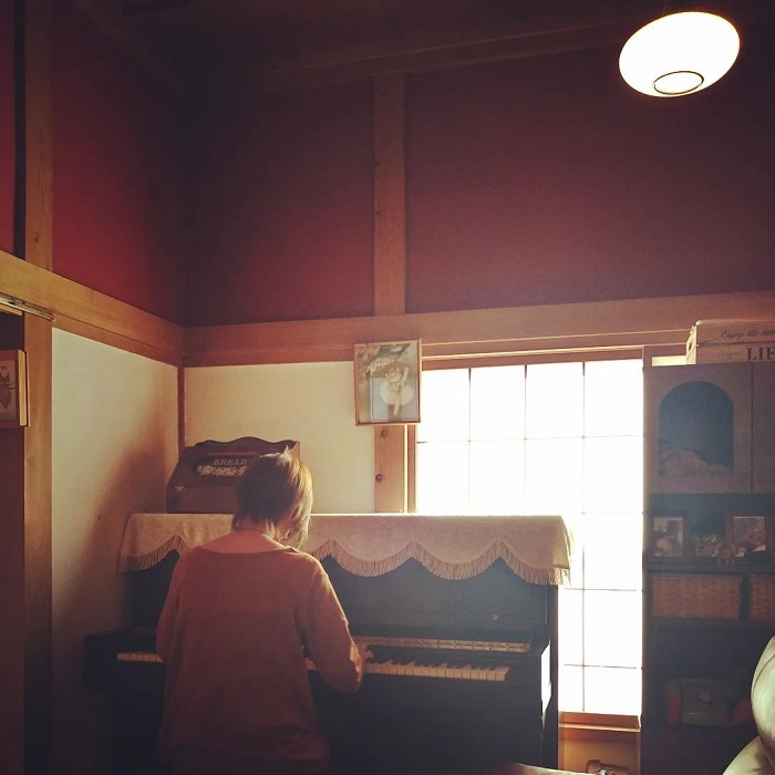 愛着珈琲のピアノを弾かせてもらってるワタシ