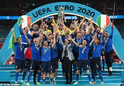 ITALY LIFT THE TROPHY TO BE CROWNED EUROPEAN CHAMPIONS