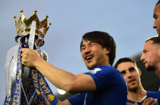 Okazaki of Leicester City lifts the Premier League