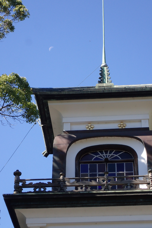 尾山神社　塔と月