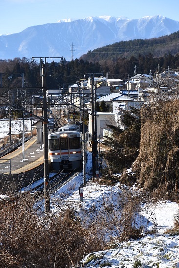 2022年1月2日撮影　飯田線は伊那新町駅　1415M　313系と中央アルプス