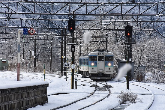 2021年11月28日撮影　しなの鉄道　319M　115系　S16編成　長野色と雪