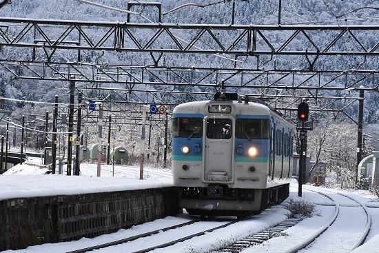 2021年11月28日撮影　しなの鉄道　319M　115系　S16編成　長野色　妙高高原駅へ入線
