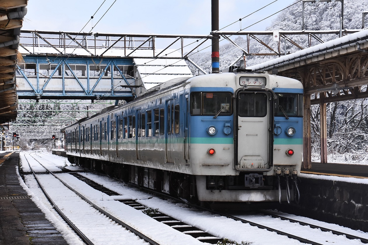 2021年11月28日撮影　しなの鉄道　319M　115系　S16編成　長野色　妙高高原駅到着