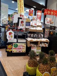 【写真】アピタ君津店の店頭に並んだポレポレ苺と台湾産パイナップル