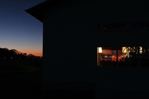 【写真】ポレポレ農園の夕暮れ（クラブハウスと富士山）
