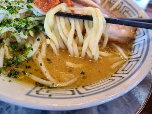 ちゃーしゅうや武蔵女池店　辛味噌ラーメン　麺スープ