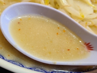 食堂ニューミサ　味噌ラーメン　スープ