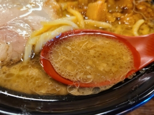 ブタシャモジ　特濃豚ソバ　スープ