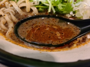 担熊　担々麺黒　スープ