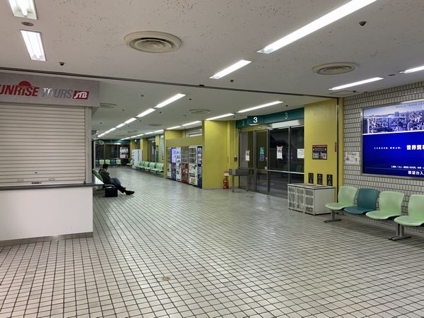 世界貿易センタービル1階にあった浜松町バスターミナル。