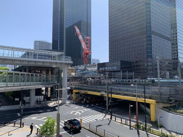 留芝離宮ビル2階から見た浜松町駅。左に続くデッキの上層が竹芝方面へ通じるポートデッキ。今後は右の世界貿易センタービルが建て替えられ、線路上空に東西自由通路が新設される。