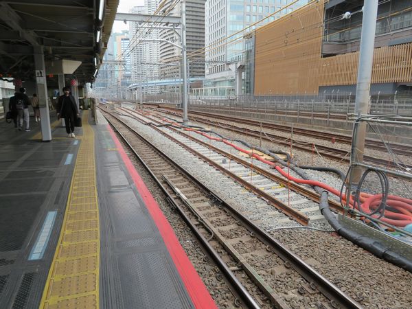 浜松町駅ホーム中央にある新旧接続地点。手前の線路を曲げて新しい線路に繋ぐ。