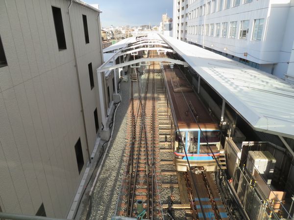 デッキから奥沢駅のホームを見下ろす。