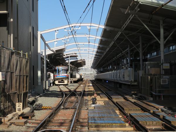 日吉寄りの踏切から見た奥沢駅の工事完成状況
