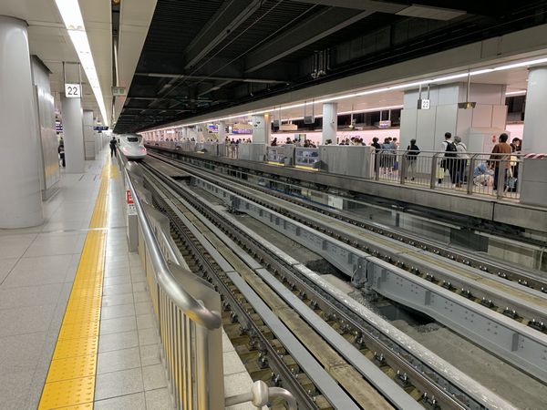 リニア中央新幹線の品川駅は東海道新幹線ホームの直下で建設中。線路が仮設桁に作り替えられている。