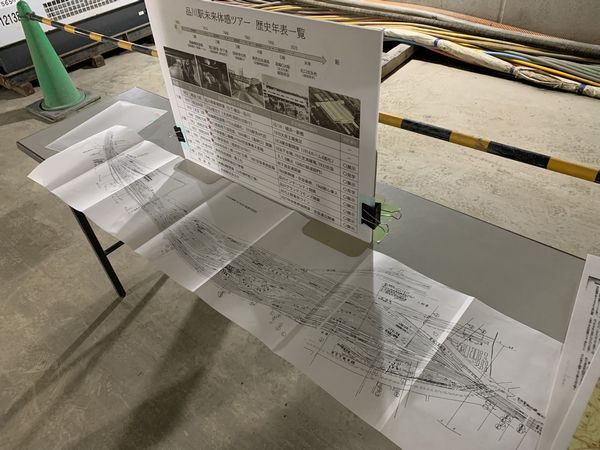 トンネル内では品川駅の歴史に関する資料が閲覧できた。