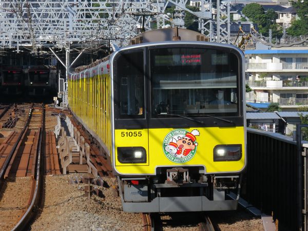 2017年に東武伊勢崎線・東京メトロ半蔵門線・東急田園都市線で運行された50050系クレヨンしんちゃんラッピング電車