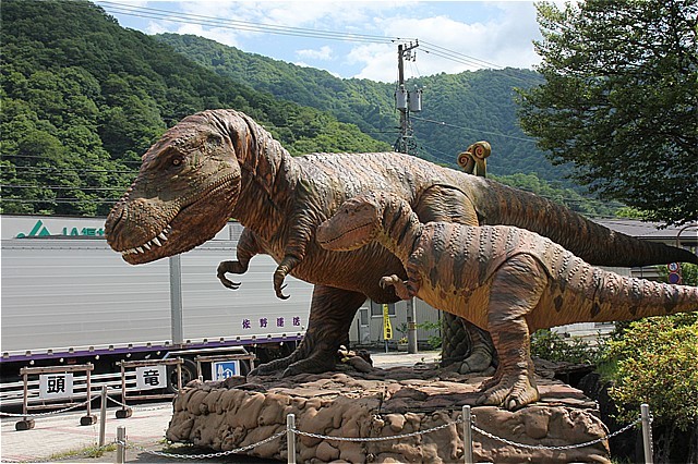 s-⑮駅前の恐竜