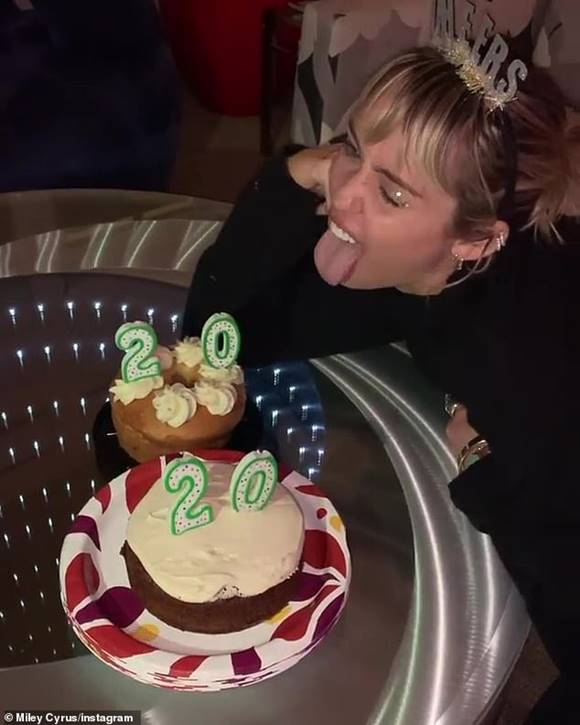 miley-cyrus-cake-picture.jpg